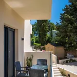 The 7 Suites, An Elegant Living In By Konnect Apartment Ipsos