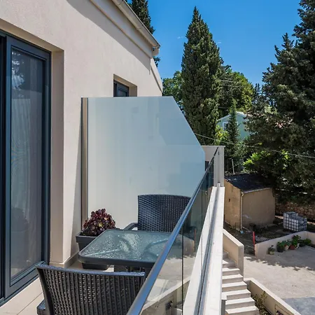 Apartment The 7 Suites, An Elegant Living In By Konnect Ýpsos